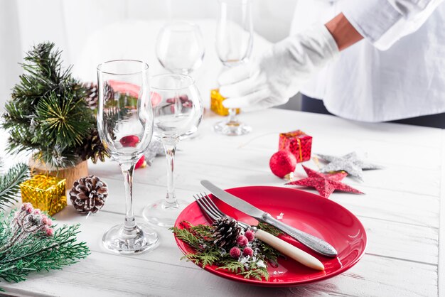 Mesa servida para cena navideña en salón.