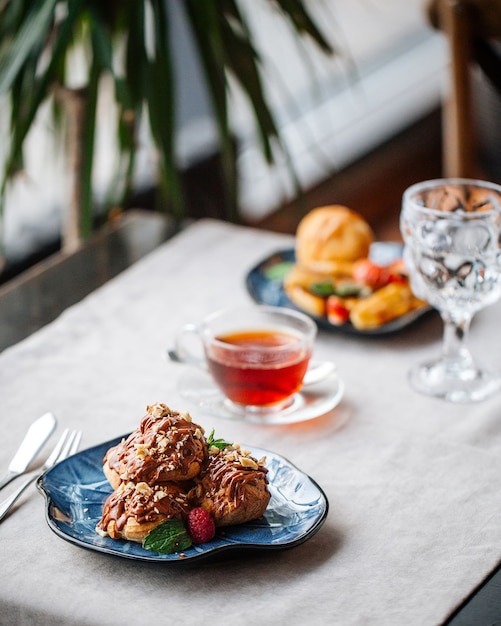 Mesa servida com pastelaria, sobremesas e chá