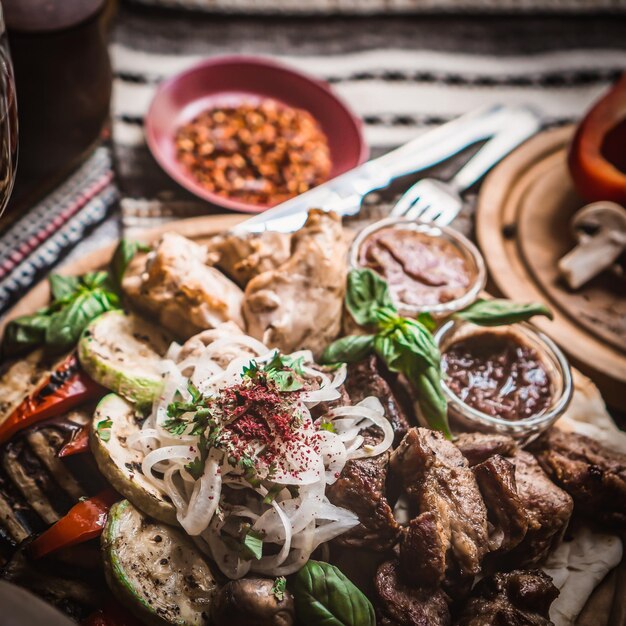 Foto mesa servida com pratos tradicionais do oriente médio bol com falafel doner kebap vegetariano pita hummus tabbouleh bulgur salada grão-de-bico óleo de azeitona dip romã vista superior jantar