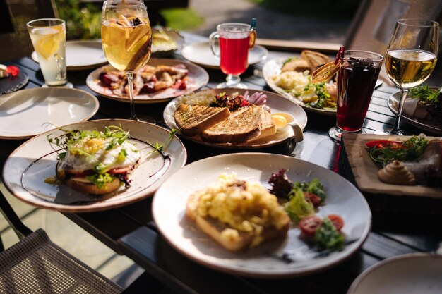 Mesa servida con comida y bebida restaurante en terraza