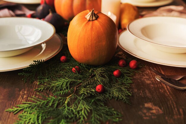 mesa servida con decoración de otoño