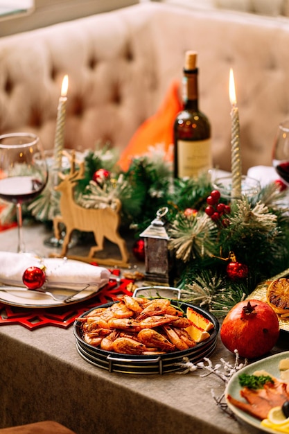 Mesa servida festiva de año nuevo con decoraciones.