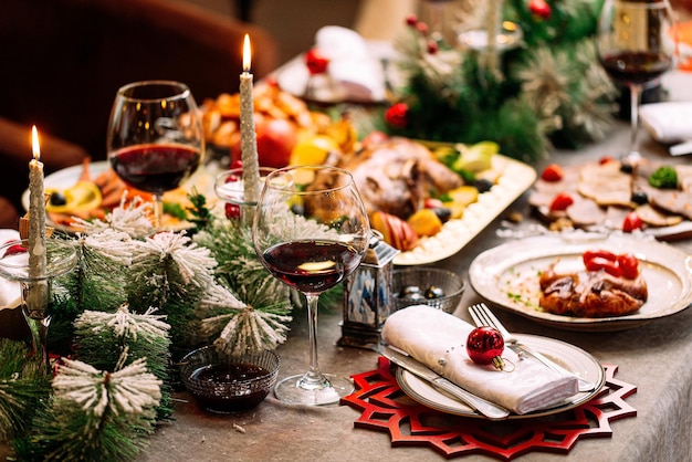 Mesa servida festiva de año nuevo con decoraciones.