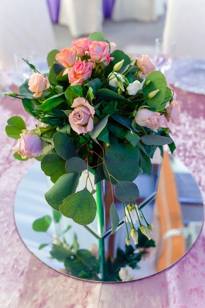 Foto mesa servida festivamente no restaurante para um banquete.