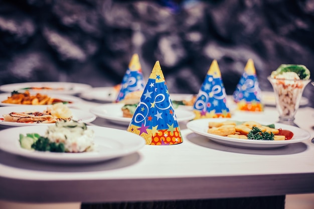 Mesa servida para fiesta infantil en el restaurante.