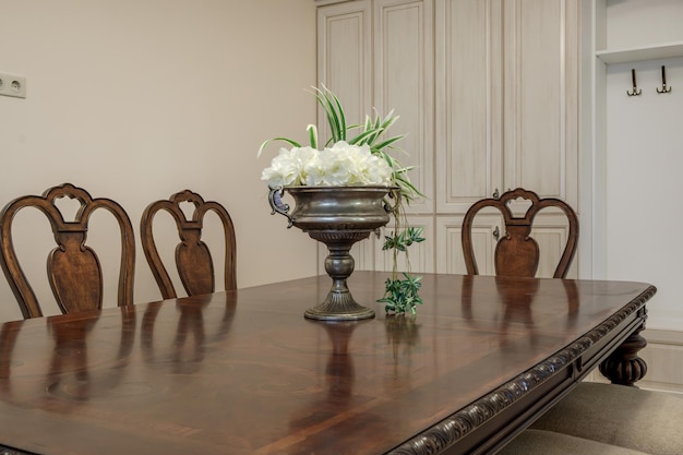 Mesa servida na sala ou cozinha com copos pratos copos e flores