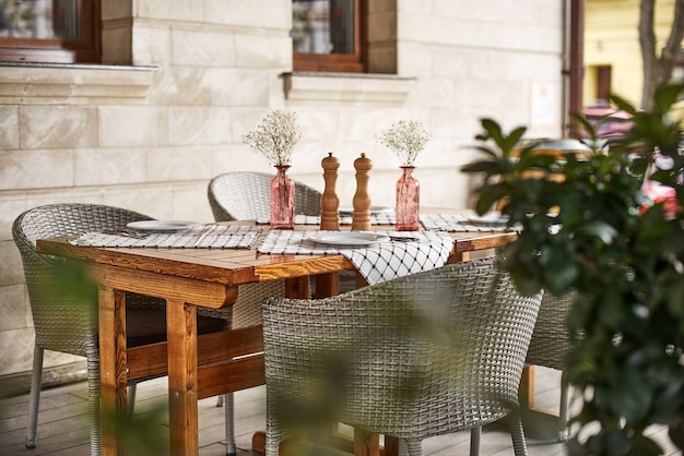 Mesa servida no café da esplanada de verão, hora do café da manhã ou almoço