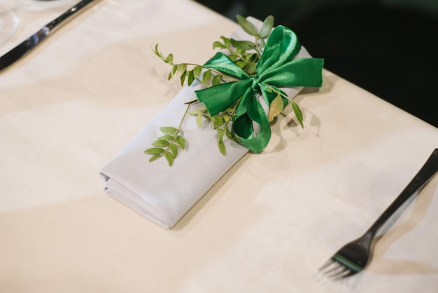 Mesa servida no restaurante com diferentes decorações na mesa. Preparando-se para a celebração