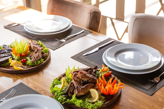 Mesa servida para dois, vegetais fritos e tabaco de frango