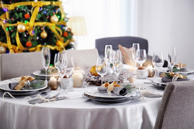 Mesa servida para jantar de natal na sala