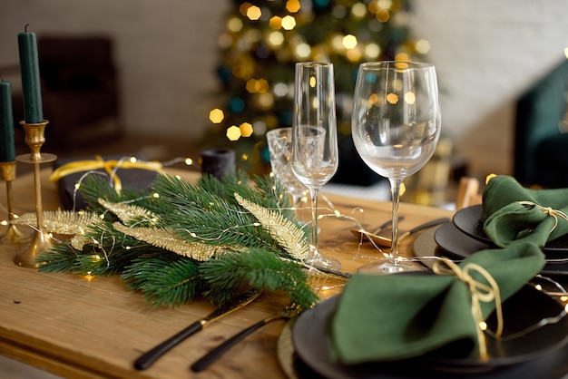 Mesa servida para o jantar de natal na sala de estar, close-up vista, configuração de mesa, decoração de natal