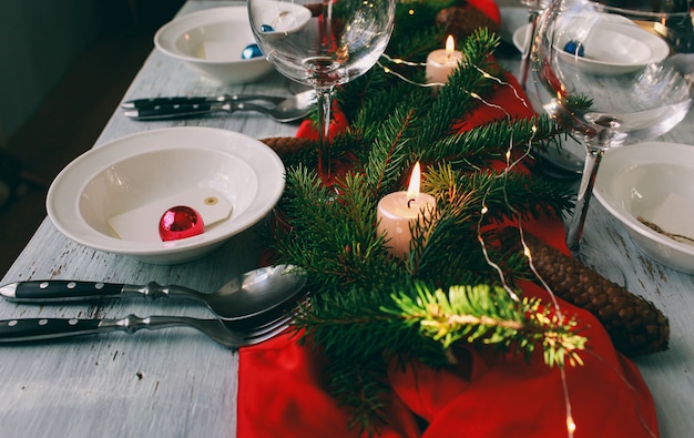 Mesa servida para o jantar de Natal na sala de estar. Close-up vista, configuração de tabela. Decorações de inverno