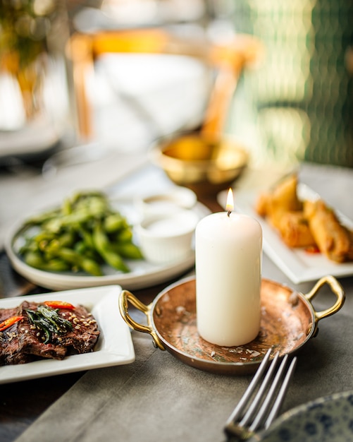 Mesa servida con platos de aperitivo de fusión europea