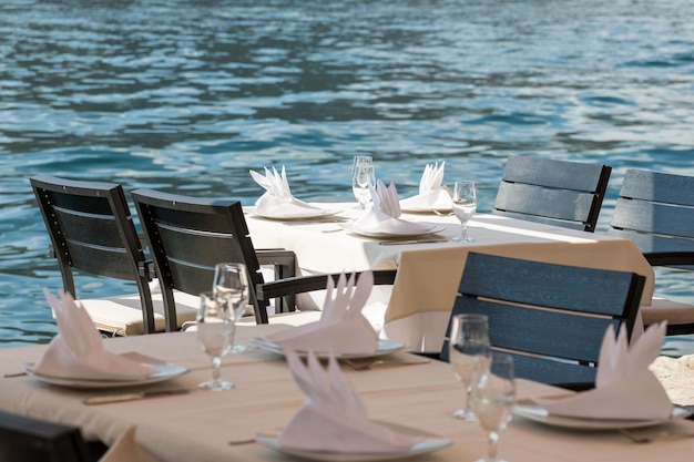 Mesa servida en un restaurante a orillas del mar o del río