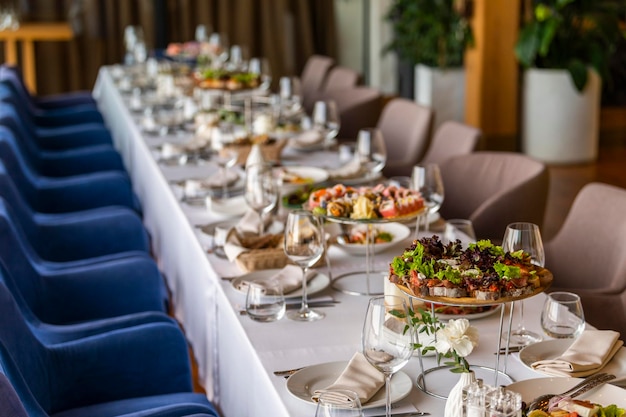 Mesa servida en un restaurante para recibir invitados