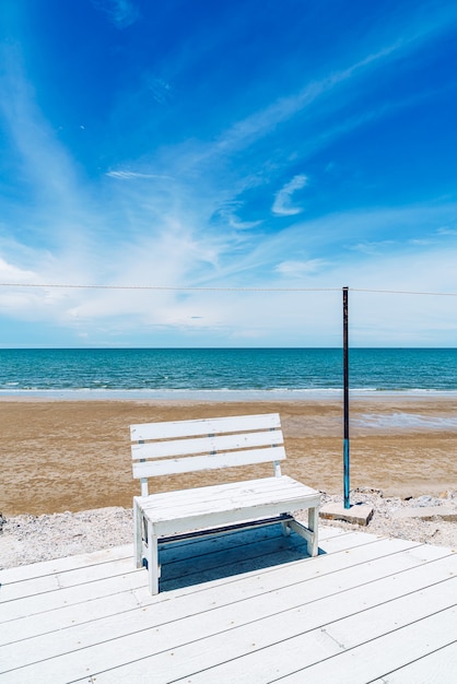 Mesa y silla al aire libre con playa de mar y fondo de cielo azul