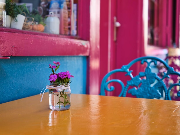 Mesa y silla de color de un café.