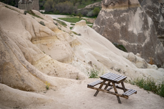 La mesa y la silla descansan cerca del valle del amor Capadocia, Turquía.