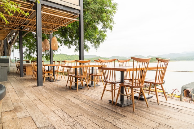 mesa y silla de madera en cafe restaurante