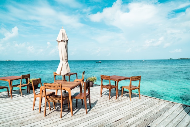 Mesa y silla de madera con fondo de vista al mar en Maldivas