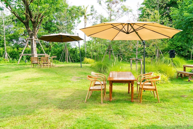 Mesa y silla de madera en jardín.