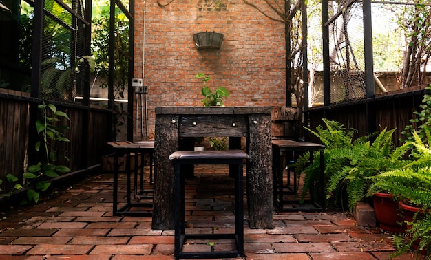 Mesa y silla de madera retro al aire libre en el jardín