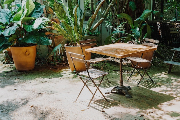 Mesa y silla de madera vacía en el jardín