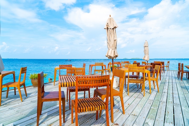 mesa y silla de madera con vista al mar en Maldivas