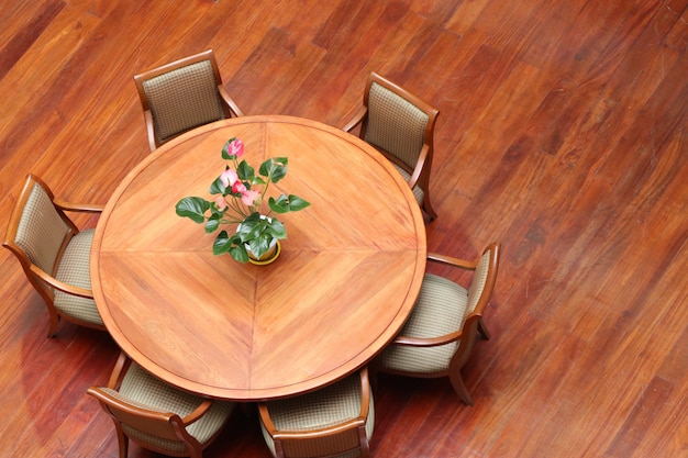 Foto mesa y silla de madera.