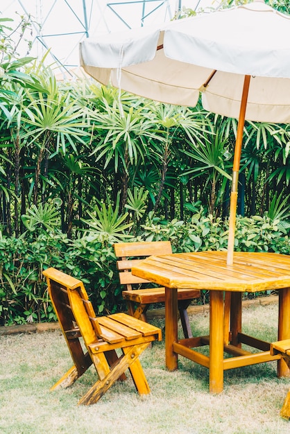 Foto mesa y silla de patio al aire libre de madera vacía en casa jardín