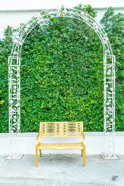 mesa y silla de patio al aire libre vacío