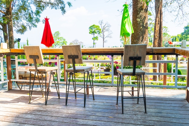 mesa y silla de patio al aire libre