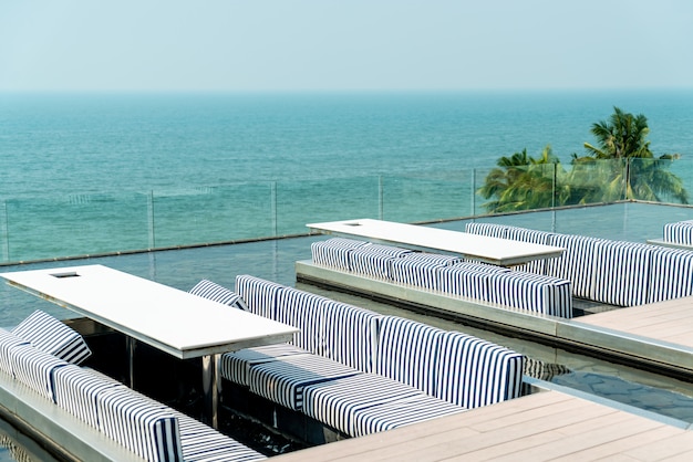 mesa y silla en restaurante con vista al mar