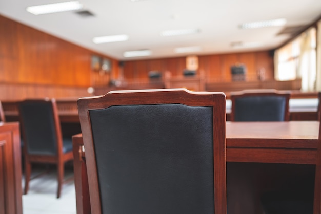 Foto mesa y silla en la sala de audiencias del poder judicial.