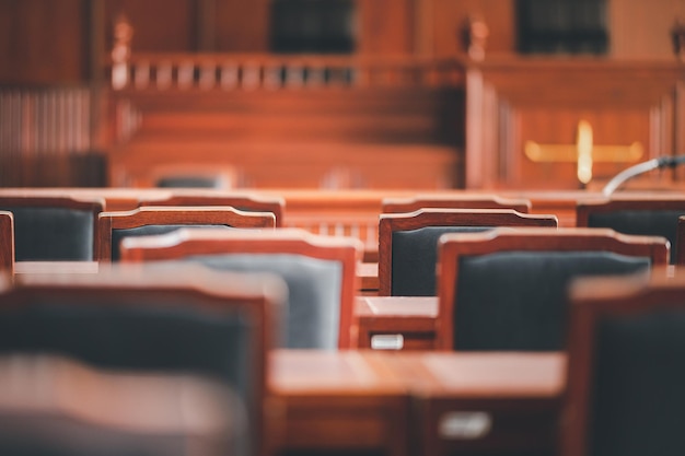 Mesa y silla en la sala del tribunal del poder judicial