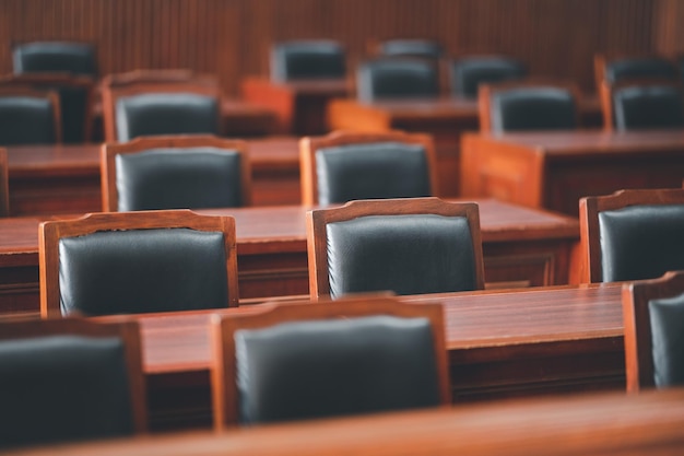 Mesa y silla en la sala del tribunal del poder judicial