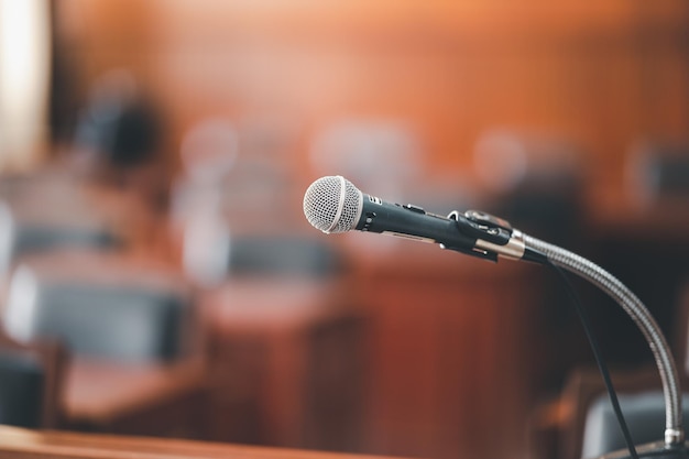 Mesa y silla en la sala del tribunal del poder judicial