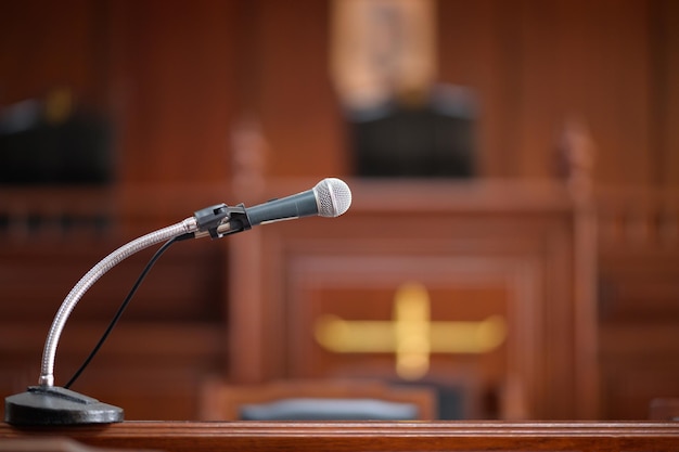 Mesa y silla en la sala del tribunal del poder judicial