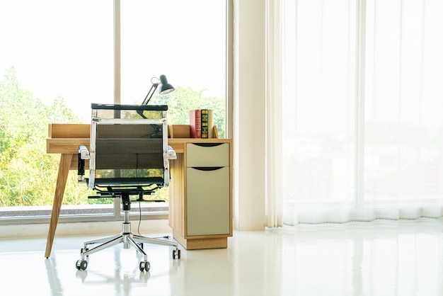 mesa y silla para trabajar en casa