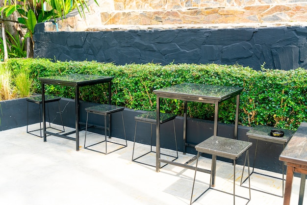 Mesa y silla vacías en cafetería cafetería restaurante