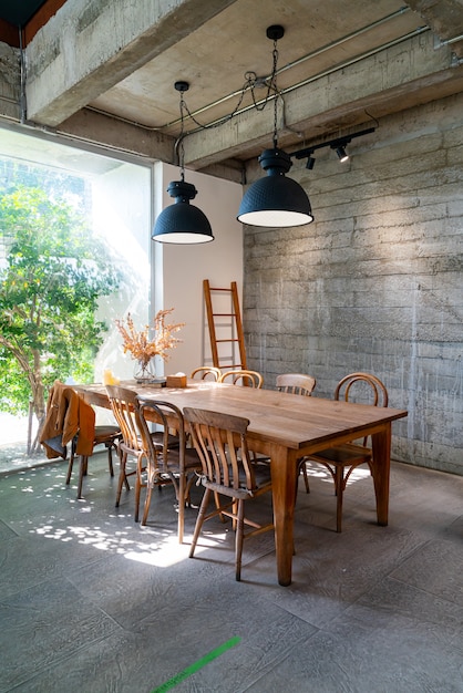 Mesa y silla vacías en cafetería y restaurante cafetería