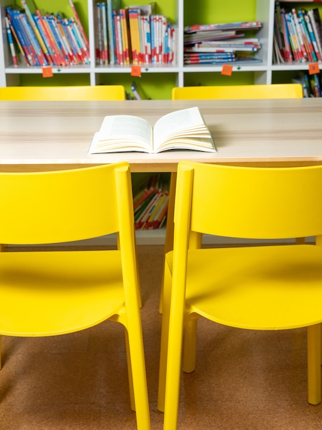 Foto mesa y sillas amarillas, concepto de regreso a la escuela