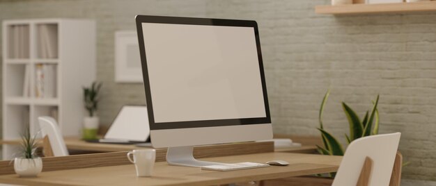 Mesa y sillas blancas en casa