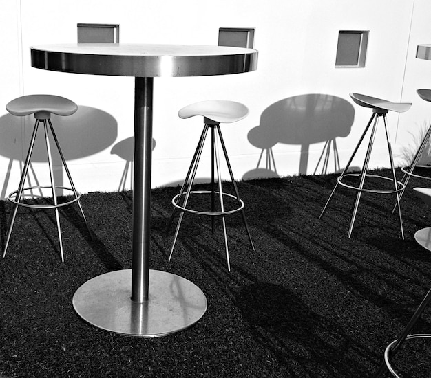 Mesa y sillas en el café de la acera