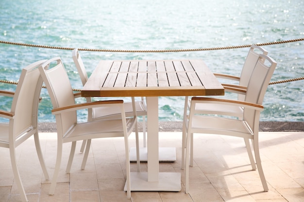 Foto mesa y sillas de un café al aire libre