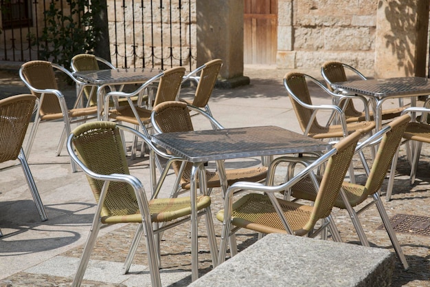 Mesa y sillas de café en Ciudad Rodrigo, Salamanca, España.