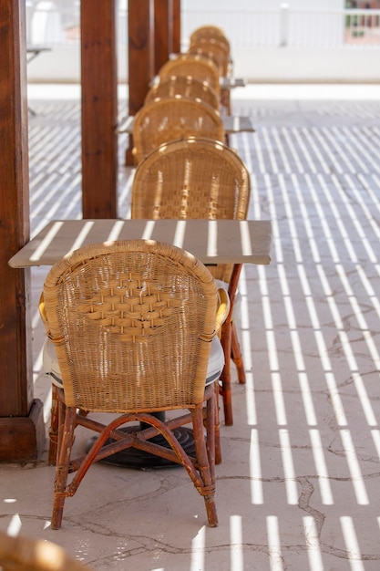 Mesa y sillas en el café de la playa junto al mar rojo en Sharm el Sheikh Egipto