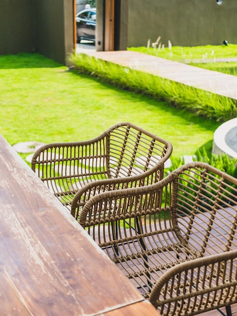 Foto mesa y sillas en la cafetería del jardín.