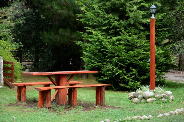 mesa y sillas en el campamento de madera natural
