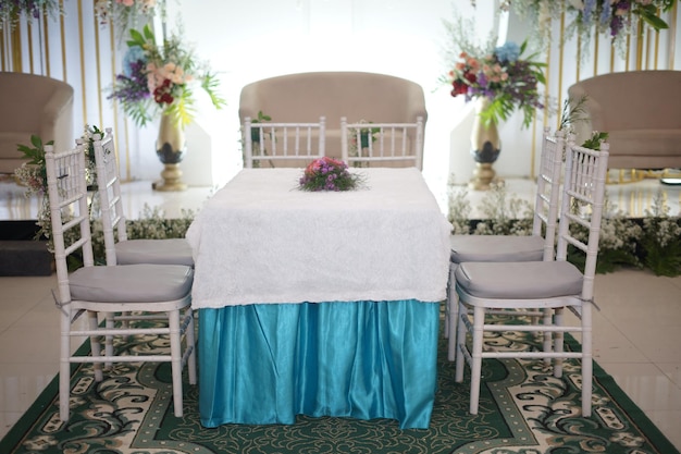 Mesa y sillas en hermosa decoración de boda con flores.